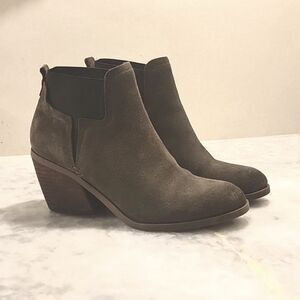 Guess Galeno Block Heel Suede Pull On Ankle Chelsea Boots Booties Khaki 6.5